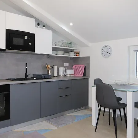 Leana Apartman *
