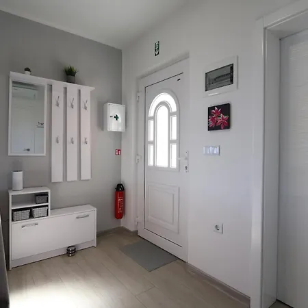 Leana Apartman Plomin
