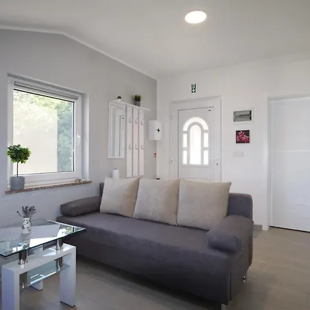 Leana Apartman *